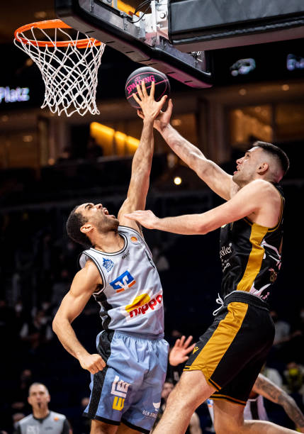 防线上的一 防线上的一